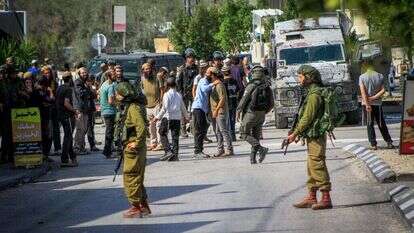 חיילים שומרים בהפגנה  ליד הכפר דיר שרף, ממערב לעיר שכם, בתגובה לפיגוע הירי. | נאסר אישתיה/פלאש90