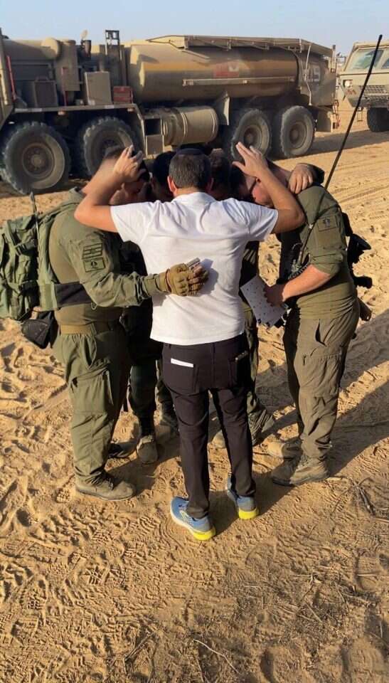 חברי משלחת נציגית הקהילות מתנדבים בישראל ופוגשים חיילים בגבול הרצועה. באדיבות המצולמים