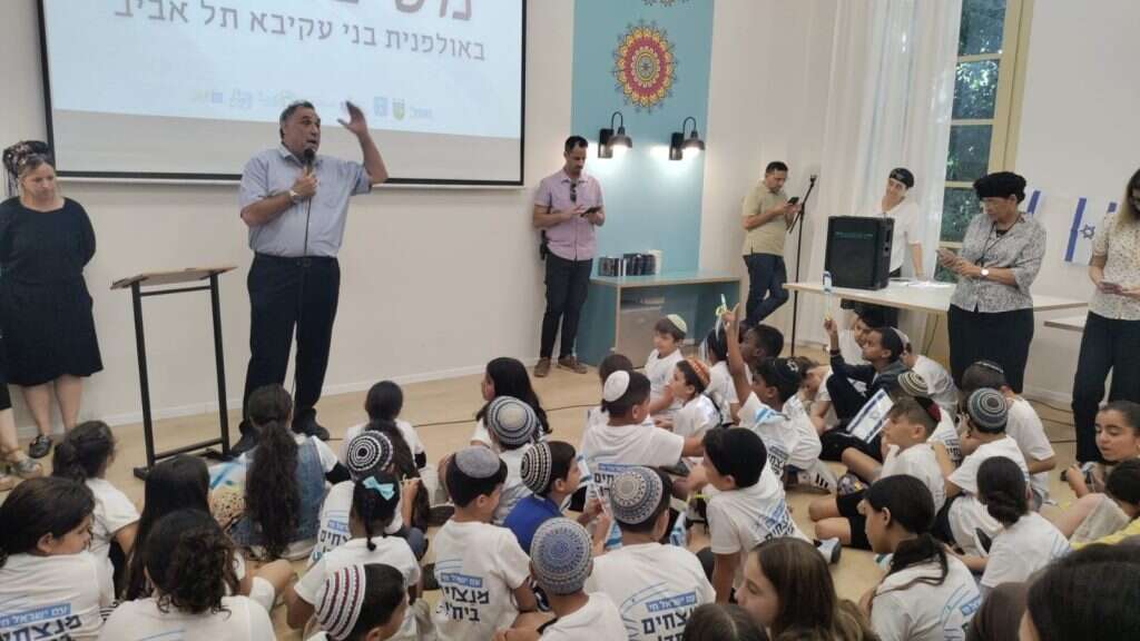 האולפנה בתל־אביב מברכת את התלמידות החדשות. | דוברות ישיבות ואולפנות בני־עקיבא