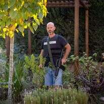 גיא טייר, בעל העסק "גיא ונוף" לתכנון ועיצוב סביבתי. | אריק סולטן