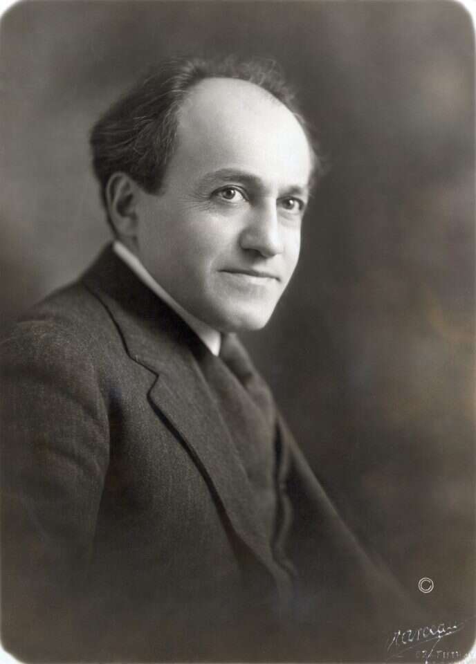 אופטימיות עם צעיף של אבל. ארנסט בלוך. | גטי אימג'ס