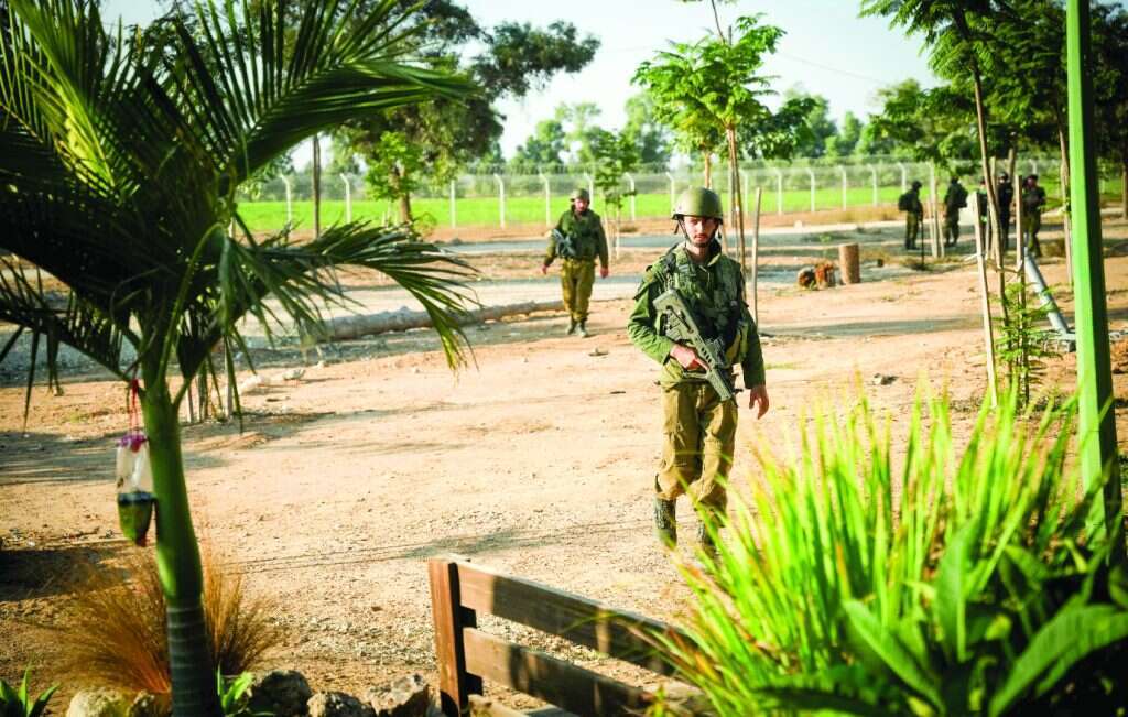 חיילים בקיבוץ חולית. | אריק מרמור, פלאש 90