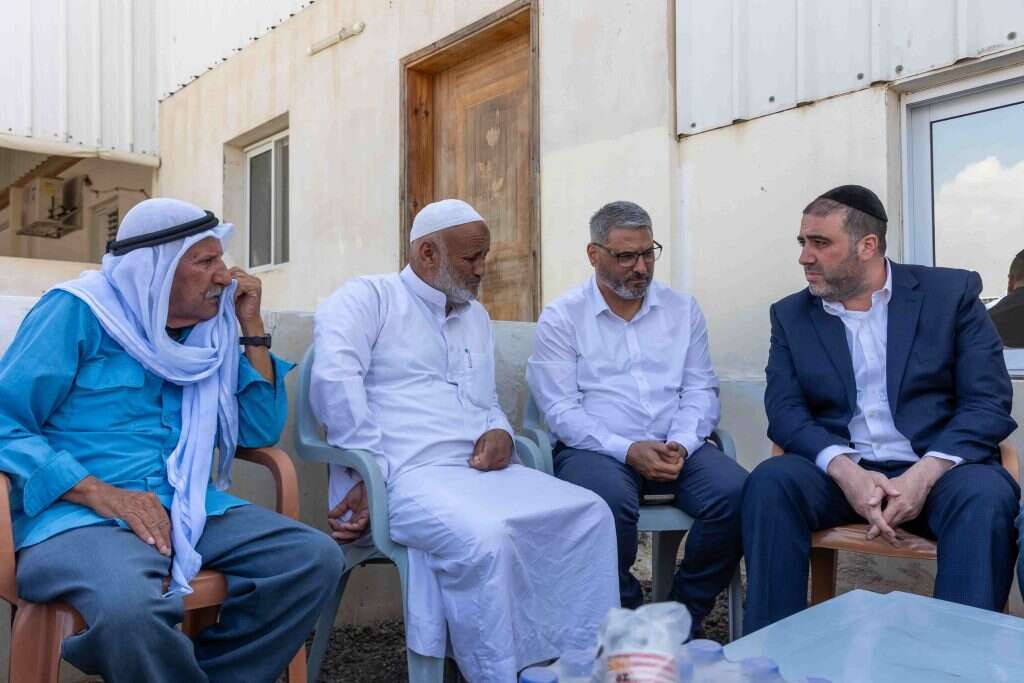 "אנחנו ביחד, יהודים וערבים, צריכים לשלב ידיים וכוחות כדי לנצח את חמאס". השר ארבל אצל משפחת זיאדנה. | יוסי אלוני