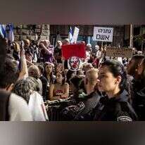 מפגינים נגד ראש הממשלה בירושלים, במוצאי שבת. | איי. אף. פי