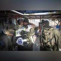 איש זק"א עם חיילי צה"ל בקיבוץ בארי. | חיים גולדברג, פלאש 90