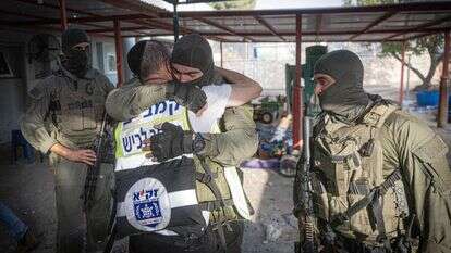 איש זק"א עם חיילי צה"ל בקיבוץ בארי. | חיים גולדברג, פלאש 90