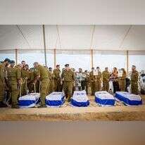 הלווייתם של בני משפחת קוץ - הורים ושלושת ילדיהם - שנרצחו בכפר עזה. | פלאש 90