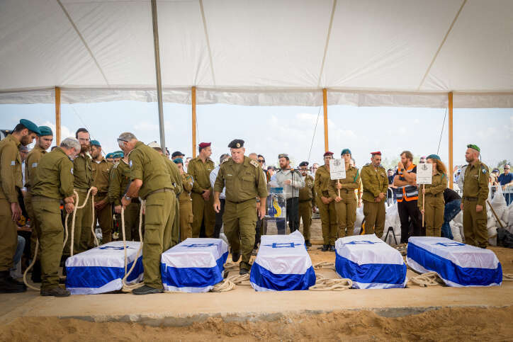 הלווייתם של בני משפחת קוץ - הורים ושלושת ילדיהם - שנרצחו בכפר עזה. | פלאש 90
