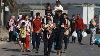 פלסטינים נמלטים מצפון רצועת עזה, בתחילת המלחמה. | AFP