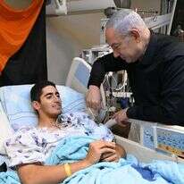 ראש הממשלה בנימין נתניהו בביקור פצועים ובני משפחותיהם במחלקת טיפול נמרץ בבית החולים ברזילי באשקלון. | חיים צח / לע"מ