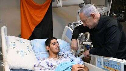 ראש הממשלה בנימין נתניהו בביקור פצועים ובני משפחותיהם במחלקת טיפול נמרץ בבית החולים ברזילי באשקלון. | חיים צח / לע"מ ראש הממשלה בנימין נתניהו בביקור פצועים ובני משפחותיהם במחלקת טיפול נמרץ בבית החולים ברזילי באשקלון. | חיים צח / לע"מ