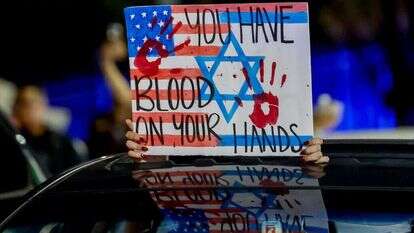 תומכי חמאס מפגינים נגד ישראל והאמריקנים בארה"ב. | EPA