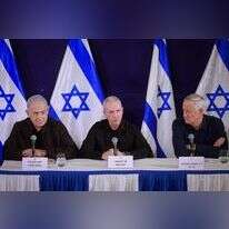 השר בני גנץ, שר הביטחון יואב גלנט וראש הממשלה בנימין נתניהו במסיבת עיתונאים. | מרק ישראל סלם/פול