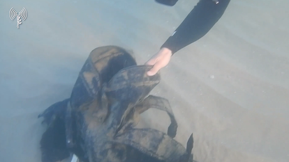 לוחם מהיחידה המיוחדת עם ציוד אמל"ח שנמצא בקרקעית הים, | דובר צה"ל לוחם מהיחידה המיוחדת עם ציוד אמל"ח שנמצא בקרקעית הים, | דובר צה"ל