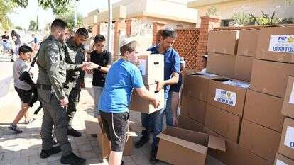 חניכי בני עקיבא בהתנדבות. | בני עקיבא