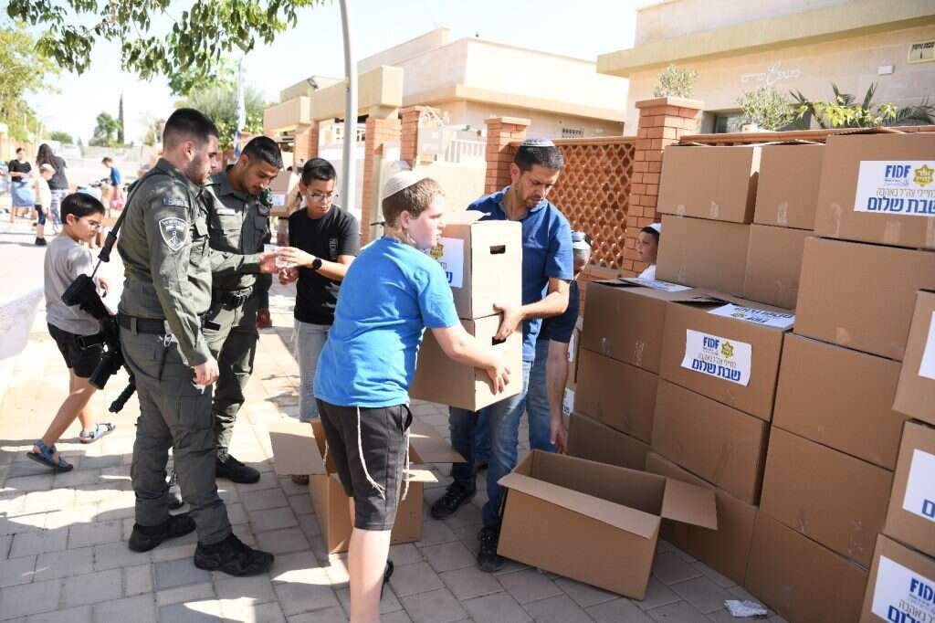 חניכי בני עקיבא בהתנדבות. | בני עקיבא