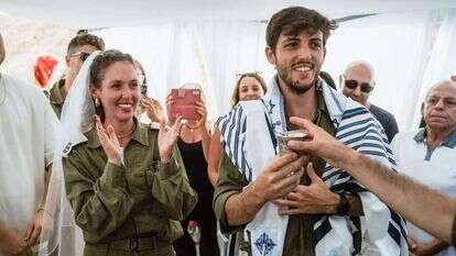 שגיא וגילי. שטח כינוס צבאי בדרום. | באדיבות הזוג וארגון צהר