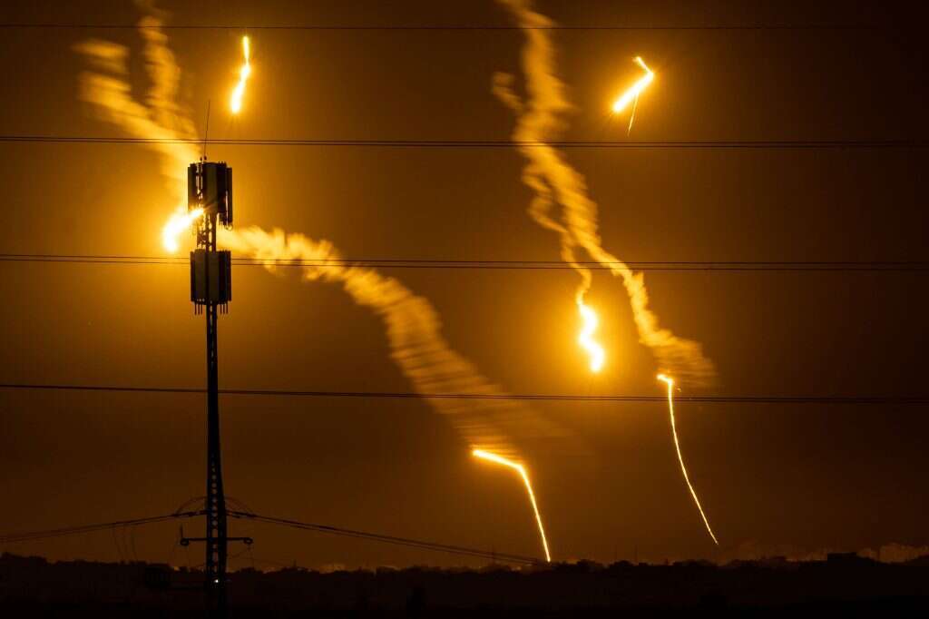 פצצות תאורה בשמי עזה, הלילה. | AFP