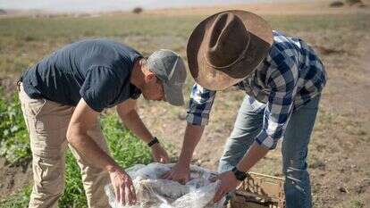 (מימין לשמאל) ג'ושוע וולר ונבו החקלאי. | נעמה גרינבאום