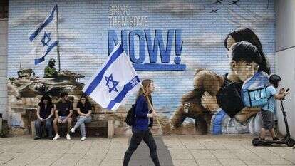 כרזה למען שחרור החטופים, כפר־סבא. | גיל יערי, פלאש 90