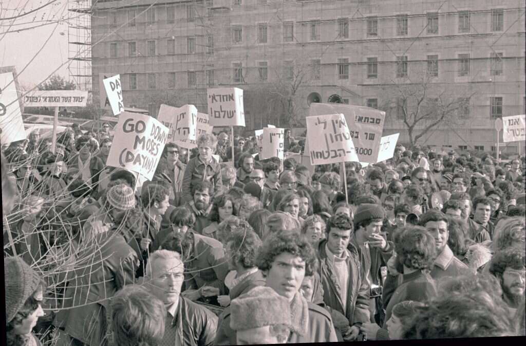 "המלחמה תיקנה זמנית את הפילוג אבל חשפה את משבר המנהיגות". חיילי מילואים ממלחמת יום הכיפורים מפגינים נגד משה דיין. | דוד רובינגר - גטי אימג'ס