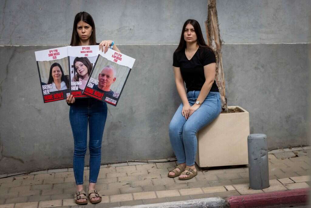 "אבא יצא לנשקייה ולא הגיע אליה". מיטל )יושבת( ומעין. | אריק סולטן