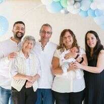 יהודית וייס ובעלה שמוליק הי"ד עם משפחתם. | באדיבות המשפחה