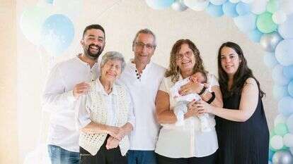 יהודית וייס ובעלה שמוליק הי"ד עם משפחתם. | באדיבות המשפחה יהודית וייס ובעלה שמוליק הי"ד עם משפחתם. | באדיבות המשפחה