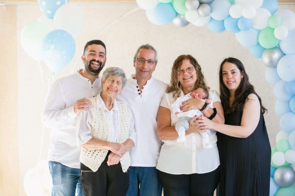 יהודית וייס ובעלה שמוליק הי"ד עם משפחתם. | באדיבות המשפחה