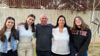 "משתדלות להישאר חזקות עד שהם יחזרו". משפחת וייס בימים אחרים, מימין: נגה, שירי, אילן, מעין ומיטל. | באדיבות המשפחה "משתדלות להישאר חזקות עד שהם יחזרו". משפחת וייס בימים אחרים, מימין: נגה, שירי, אילן, מעין ומיטל. | באדיבות המשפחה