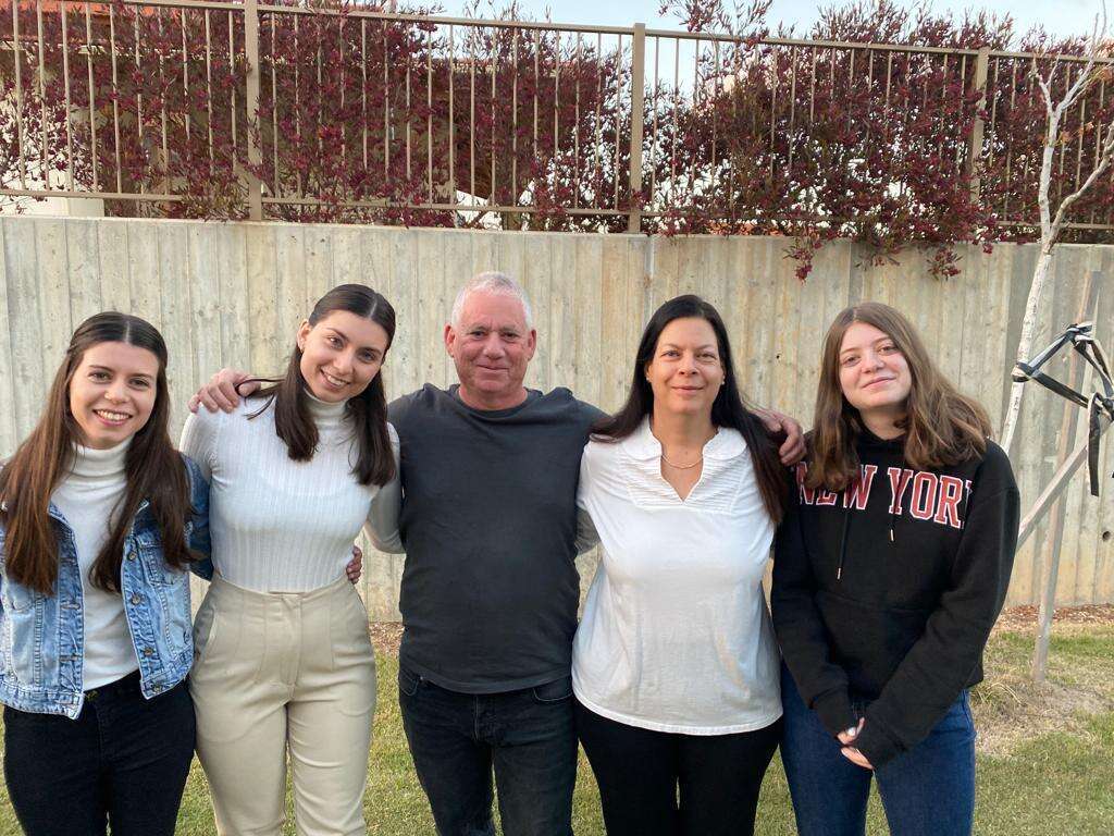 "משתדלות להישאר חזקות עד שהם יחזרו". משפחת וייס בימים אחרים, מימין: נגה, שירי, אילן, מעין ומיטל. | באדיבות המשפחה