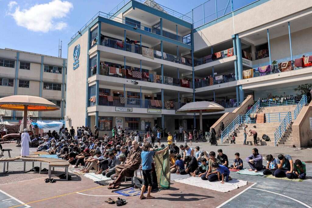 "אונר"א משמרת את תודעת הפליטות והנכבה". תפילת יום שישי בבית ספר של אונר"א בעזה. | איי.אף.פי