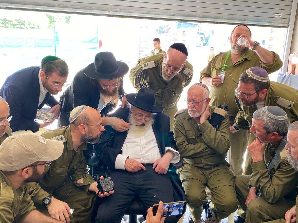 הרב אביגדור נבנצל בביקור במחנה שורה. | הרבנות הצבאית
