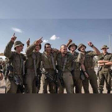 חיילים רוקדים במהלך הופעה של עידן רייכל בבסיס בדרום הארץ. | חן שימל - פלאש 90