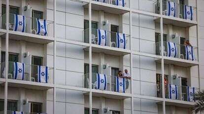 דגלי ישראל מתנוססים על מרפסות בים במלח. | חיים גולדברג - פלאש 90 דגלי ישראל מתנוססים על מרפסות בים במלח. | חיים גולדברג - פלאש 90