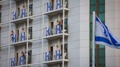 דגלי ישראל מתנוססים על מרפסות בים במלח. | חיים גולדברג - פלאש 90