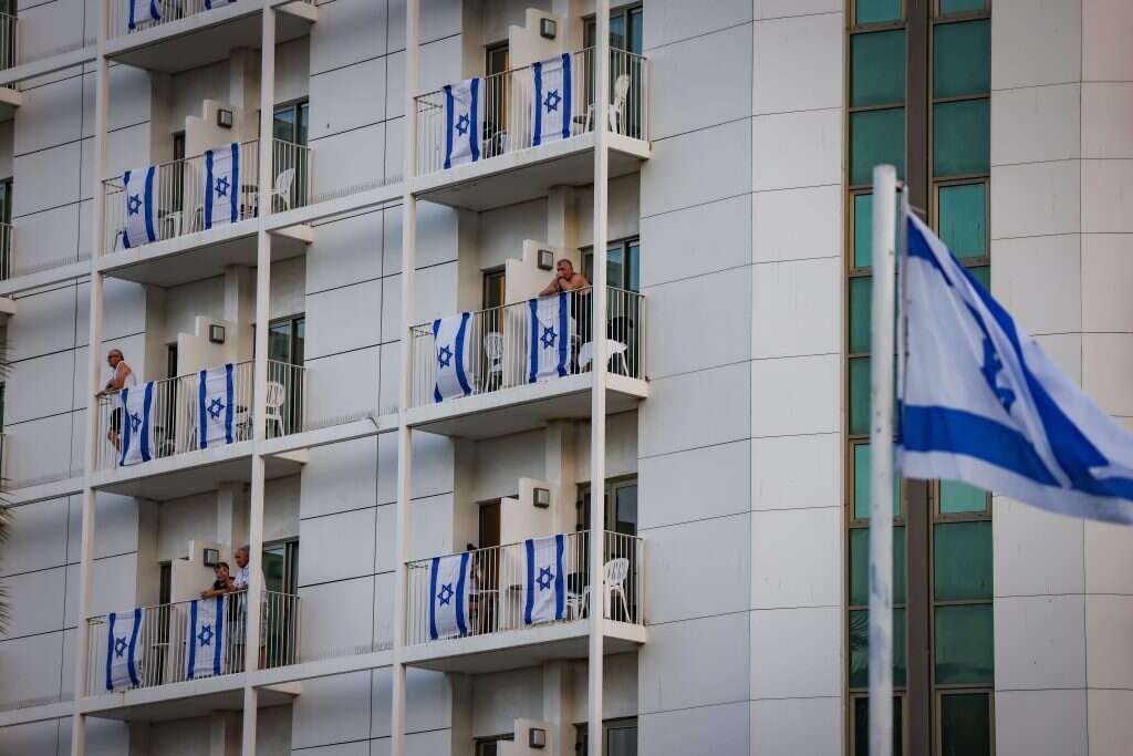 דגלי ישראל מתנוססים על מרפסות בים במלח. | חיים גולדברג - פלאש 90