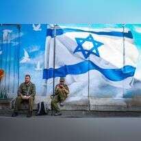 חיילים על רקע דגל ישראל. | דודו כהן
