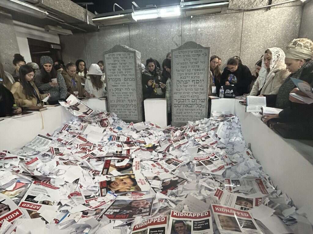 תמונות החטופים על קבר הרבי מליובאוויטש, השבוע. | אריאל שנבל