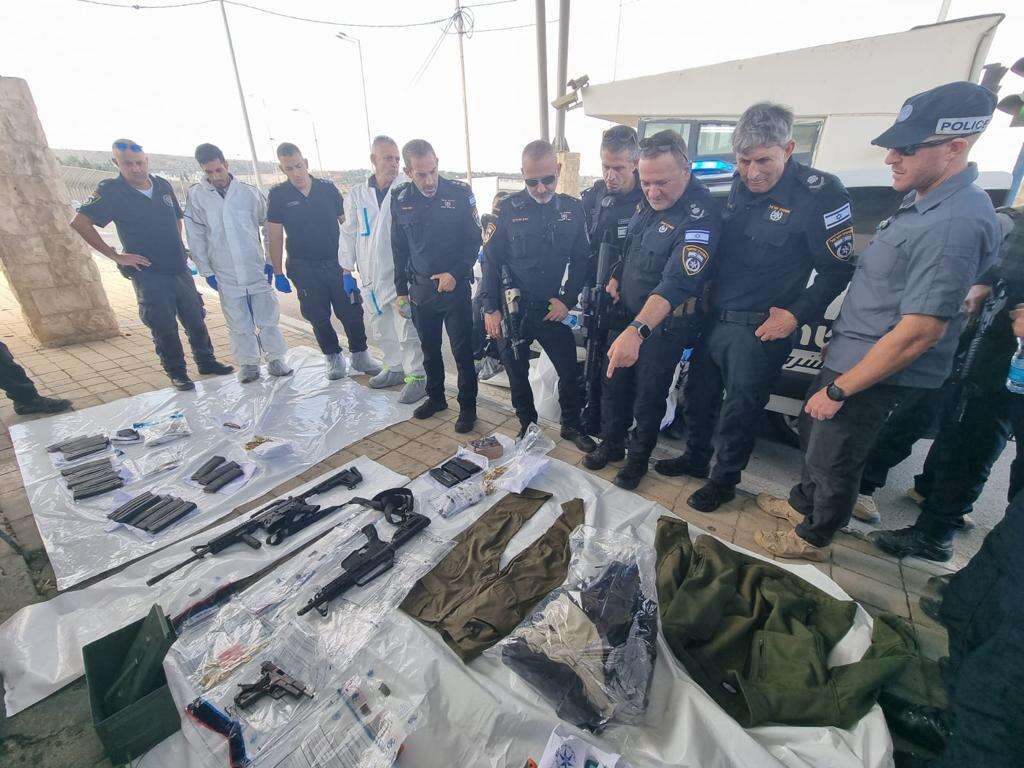 המפכ"ל וממ"ז ירושלים בוחנים א הציוד שנתפס על המחבלים שביצעו את פיגוע הירי במחסום כביש המנהרות. | דוברות המשטרה