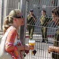 אמא של חייל מדברת איתו מעבר לגדר הבסיס, אילוסטרציה. | אדי ישראל, פלאש 90