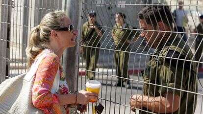 אמא של חייל מדברת איתו מעבר לגדר הבסיס, אילוסטרציה. | אדי ישראל, פלאש 90