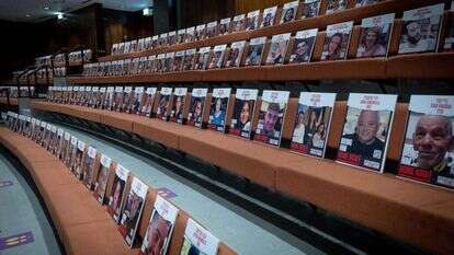 תמונות החטופים במליאת הכנסת. | יונתן זינדל, פלאש 90