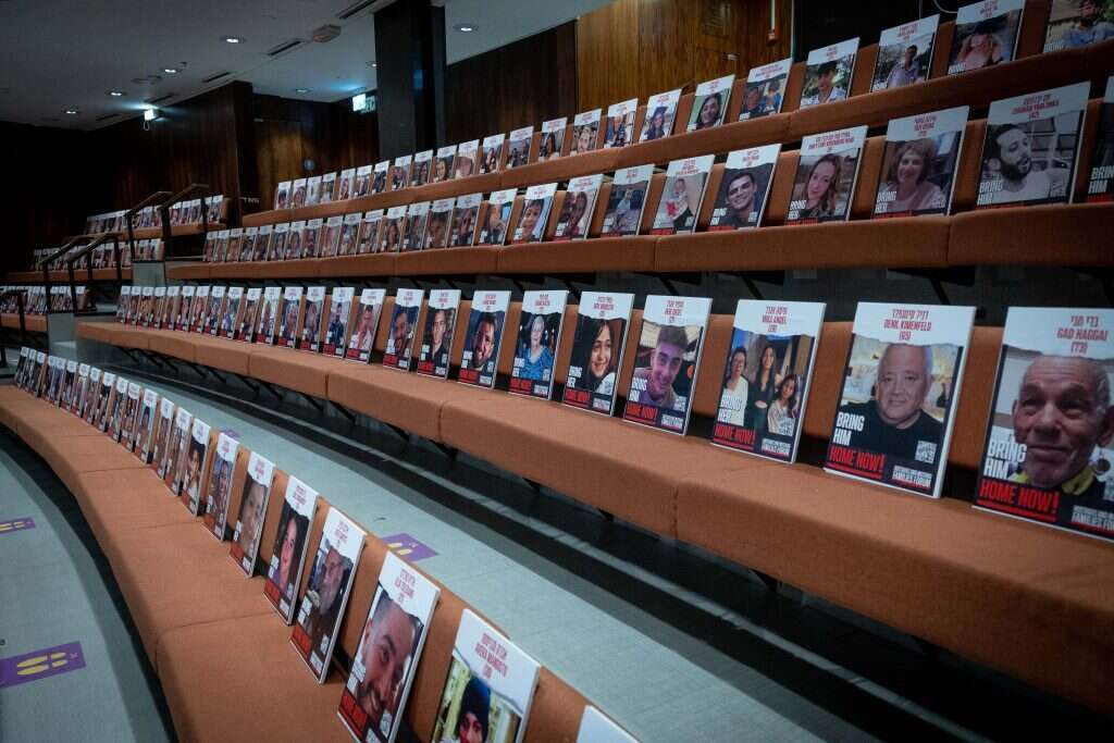 תמונות החטופים במליאת הכנסת. | יונתן זינדל, פלאש 90