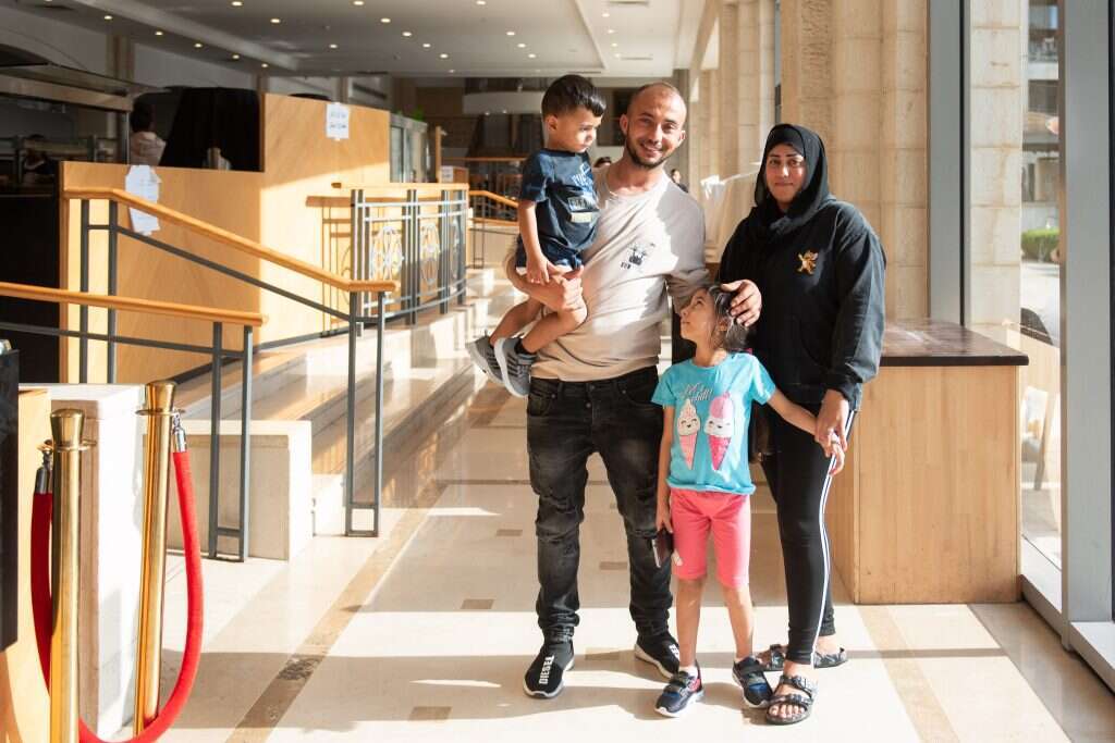 חוסיין ועאמנה עבאס עם שניים מילדיהם. | אביטל הירש