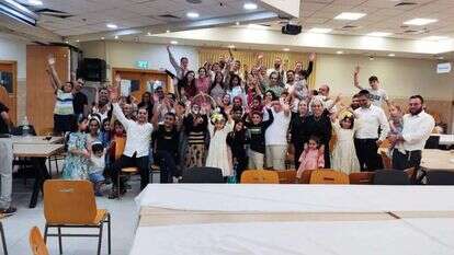 מציאות חדשה ולא פשוטה, אבל למרות כל הקשיים כולם התחברו אחד לשני. מפוני קריית־שמונה בכפר־הרא"ה. | באדיבות המצולמים