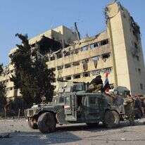 כוחות עיראקיים על רקע בית החולים אל־סלאם במוסול, 2019. | איי.אף.פי