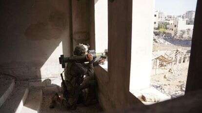 חייל צה"ל בפעילות מבצעית בשכונת רימל. | דובר צה"ל חייל צה"ל בפעילות מבצעית בשכונת רימל. | דובר צה"ל