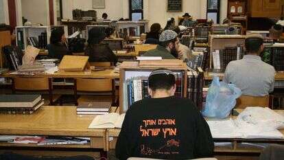 ישיבת ההסדר בקריית ארבע. למצולמים אין קשר לכתבה. | גרשון אלינסון/פלאש90