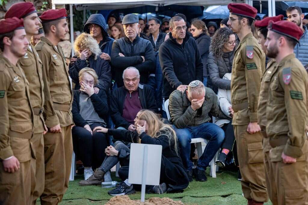 משפחתו וחבריו של שחר פרידמן ז"ל בהלווייתו בהר הרצל. | יונתן זינדל/פלאש90